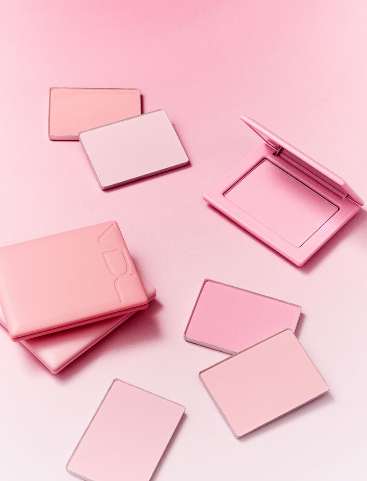 [서울=뉴시스]LG생활건강의 메이크업 전문 브랜드 'VDL’이 여름을 앞두고 쿠션과 '썸머 핑크' 색상의 블러셔를 신규로 출시했다고 30일 밝혔다. (사진=LG생활건강 제공) *재판매 및 DB 금지