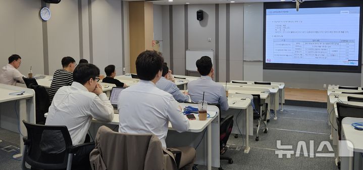 [세종=뉴시스]한전KDN은 지난 28일부터 29일까지 나주혁신도시에 있는 본사 교육관에서 ESG 리더 워크숍을 열고 지속가능한 경영 방향성을 모색했다.(사진=한전KDN 제공)