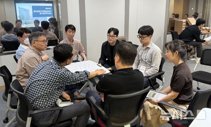 [세종=뉴시스]한전KDN은 지난 28일부터 29일까지 나주혁신도시에 있는 본사 교육관에서 ESG 리더 워크숍을 열고 지속가능한 경영 방향성을 모색했다.(사진=한전KDN 제공)