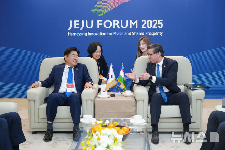 [제주=뉴시스] 오영훈 제주도지사가 제20회 제주포럼이 열리는 제주국제컨벤션센터에서 지난 28~29일 아브두살로모프 알리쉐르 주한우즈베키스탄 대사와 무라바크 알쿠와리 도하포럼 사무총장을 연이어 만나 다양한 분야의 협력 방안을 논의하고 있다. (사진=제주도 제공) 2025.05.30. photo@newsis.com *재판매 및 DB 금지