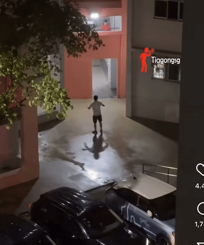 [뉴시스] 베개 들고 쫓겨난 남편. (출처=인스타그램 tiagong_sg) *재판매 및 DB 금지