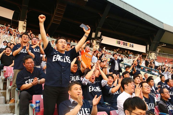 [서울=뉴시스] ㈜한화는 지난 27일부터 29일까지 서울 잠실야구장에서 열린 프로야구 한화 이글스와 LG트윈스 간의 주중 3연전을 맞아 임직원 단체 응원 행사인 '이글스 데이'(Eagles Day)를 개최했다고 30일 밝혔다. (사진=한화 제공) 2025.05.30. photo@newsis.com *재판매 및 DB 금지