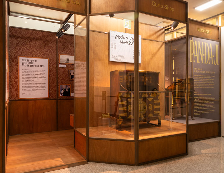 [서울=뉴시스] 국립민속박물관 파주관 파업전시 'PAN-DA-JI: 외국인을 사로잡은 모던타입 반닫이' 전시실 전경 (사진=국립민속박물관 제공) 2025.05.30. photo@newsis.com *재판매 및 DB 금지