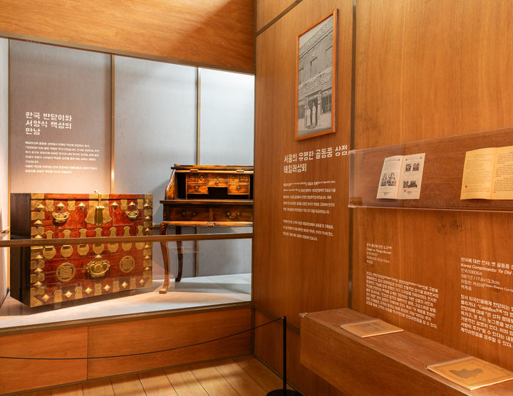 [서울=뉴시스] 국립민속박물관 파주관 파업전시 'PAN-DA-JI: 외국인을 사로잡은 모던타입 반닫이' 전시실 전경 (사진=국립민속박물관 제공) 2025.05.30. photo@newsis.com *재판매 및 DB 금지