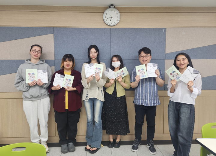 [대전=뉴시스] 국립한밭대 한국언어문학연구소 외국인 유학생 한국문화 이해 단행본 발간 기념촬영. (사진=국립한밭대 제공) *재판매 및 DB 금지