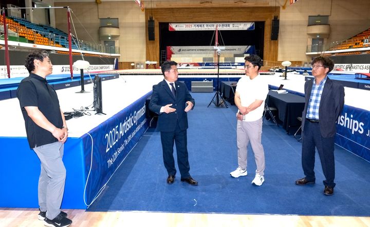 제천체육관 점검하는 김창규(왼쪽서 두번째) 제천시장 *재판매 및 DB 금지