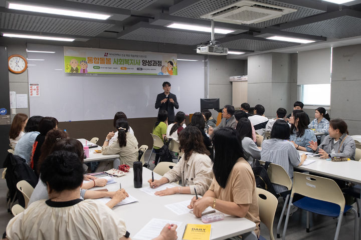 2025학년도 전공 특화 학습역량 지원 통합돌봄 사회복지사 양성과정에 참여한 대구보건대 사회복지학과 재학생들이 강의를 듣고 있다. *재판매 및 DB 금지