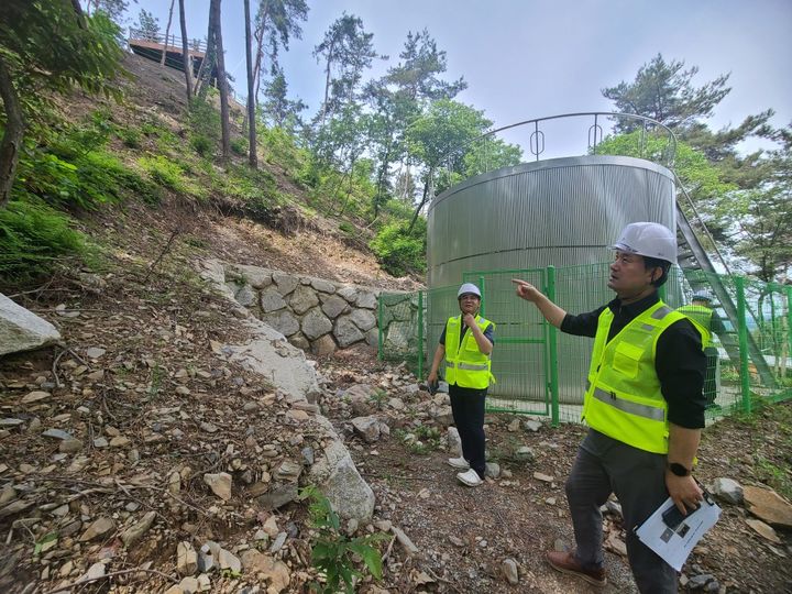 [대전=뉴시스] 한국산림복지진흥원 합동 점검반원이 국립익산치유의숲에서 집중호우 대비 토사유실 등 사면안정화 여부를 살피고 있다.(사진=한국산림복지진흥원 제공) *재판매 및 DB 금지