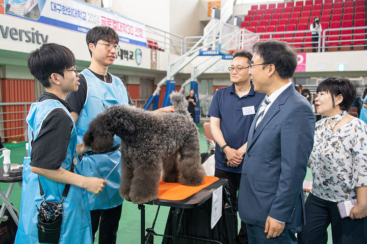 김문섭 대구한의대 부총장이 참가자들을 격려하고 있다. *재판매 및 DB 금지