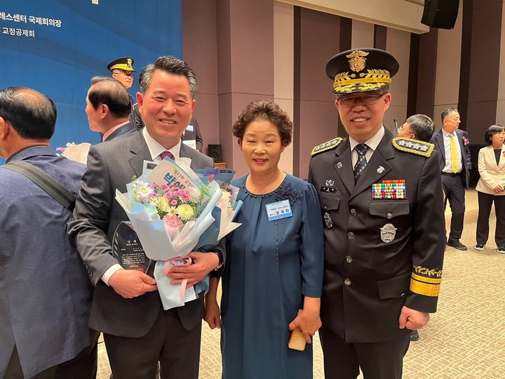 계명문화대학교 국제협력기술선교과 졸업생인 김원찬 씨(왼쪽)가 제43회 교정대상 시상식에서 박애상을 수상했다. *재판매 및 DB 금지