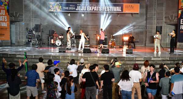 [제주=뉴시스] 제주에서 거주하는 외국인 주민들이 음악과 퍼포먼스를 펼치는 축제가 펼쳐진다. 사진은 지난해 공연하는 모습. (사진=제주도 제공) photo@newsis.com *재판매 및 DB 금지