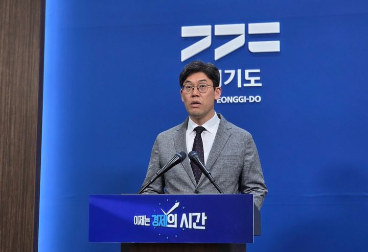 [수원=뉴시스] 박상욱 기자 = 허승범 경기도 기획조정실장이 30일 경기도청에서 올해 제1회 추가경정예산안에 대한 기자회견을 하고 있다. photo@newsis.com *재판매 및 DB 금지