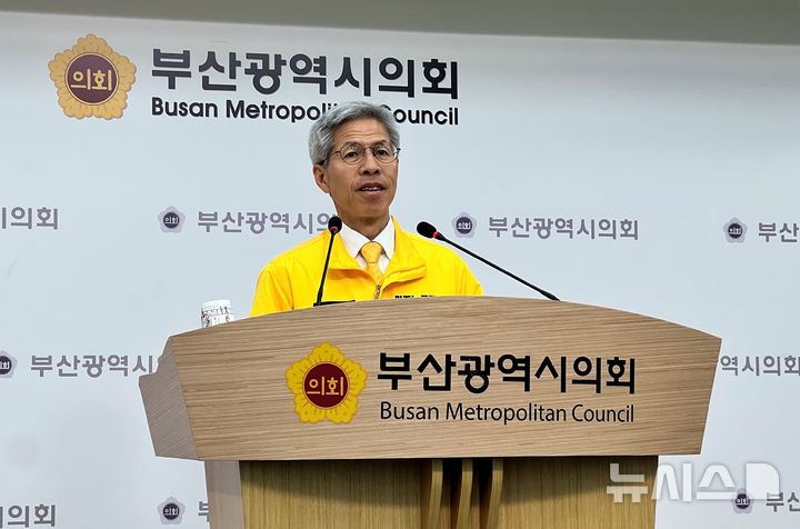 [부산=뉴시스] 원동화 기자 = 민주노동당 권영국 대선 후보가 30일 부산시의회 브리핑룸에서 기자회견을 진행하고 있다. 2025.05.30. dhwon@newsis.com