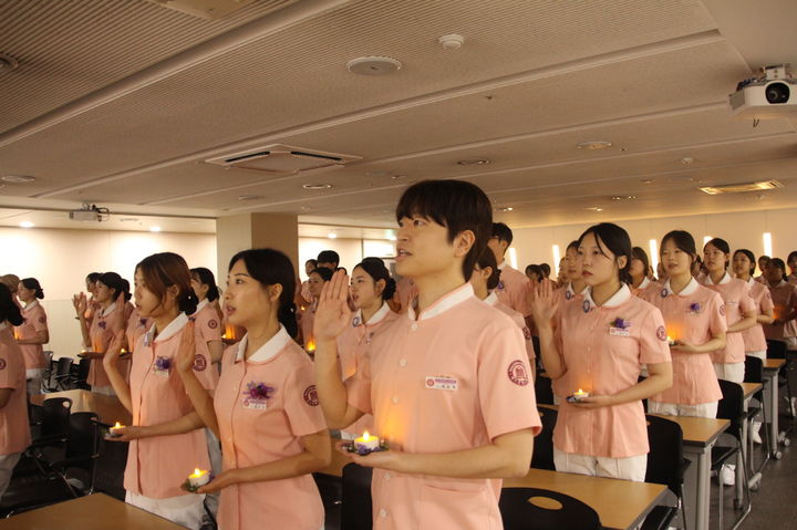 대구과학대학교 치위생과 2학년 학생들이 교내 국제세미나실에서 열린 제17회 예비치과위생사 선서식에서 전문 치과위생사로서 책임과 의무를 다할 것을 다짐하고 있다.&nbsp; *재판매 및 DB 금지