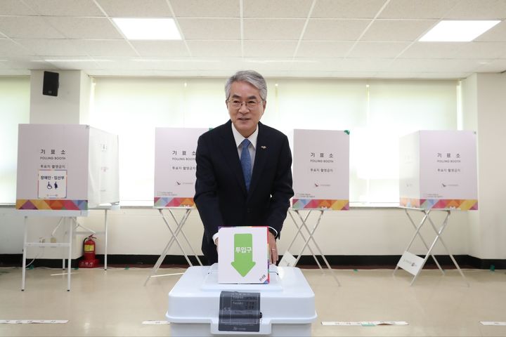 [창원=뉴시스] 박종훈 경남도교육감이 30일 경남 창원시 반송동 행정복지센터에 마련된 사전투표소에서 제21대 대통령 선거 사전투표를 하고 있다. (사진=경남교육청 제공) 2025.05.30. photo@newsis.com *재판매 및 DB 금지