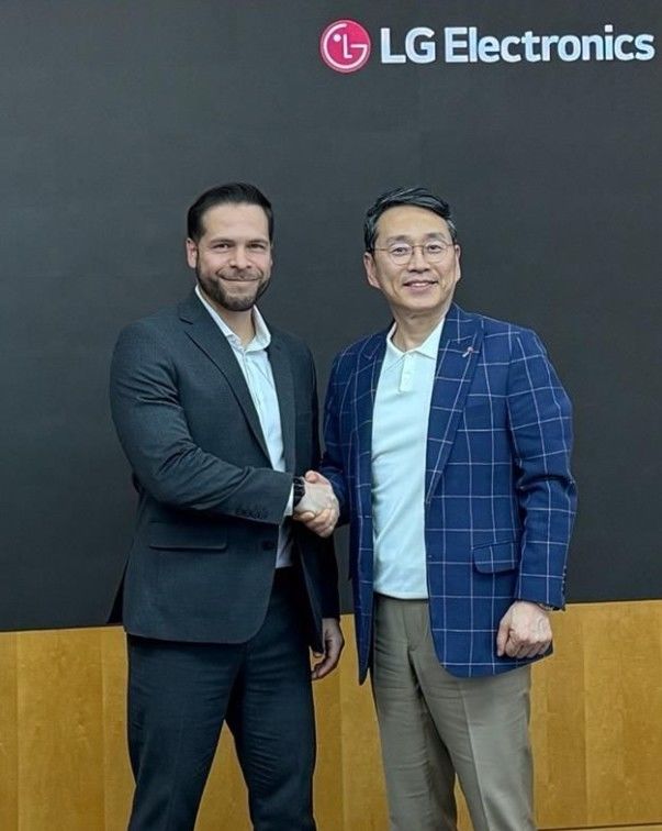 [서울=뉴시스]조주완 LG전자 사장과 다얀 로드리게스 MS 부사장이 만나 사진을 찍고 있다. (사진=다얀 로드리게스 MS 부사장 링크드인 캡처) 2025.05.30. photo@newsis.com *재판매 및 DB 금지