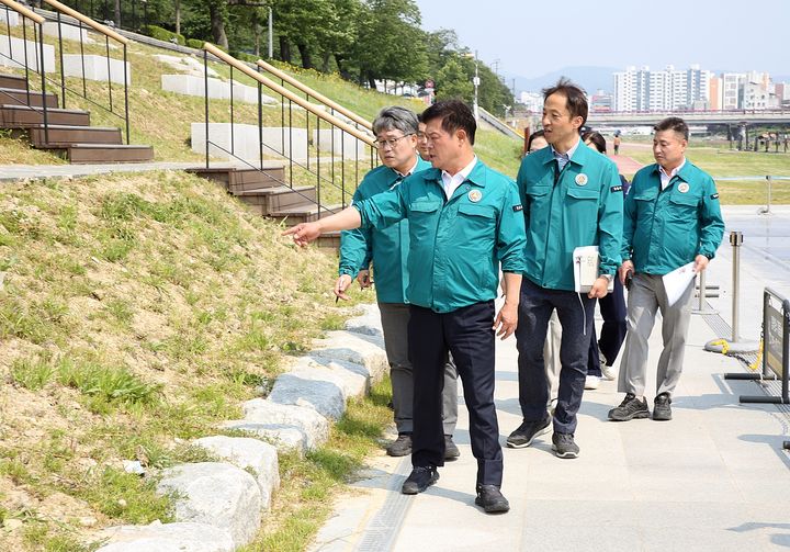 [정읍=뉴시스] 현장행정의 일환으로 정읍천 점검에 나선 이학수 정읍시장이 정읍천변 법면상태를 살피고 있다. *재판매 및 DB 금지