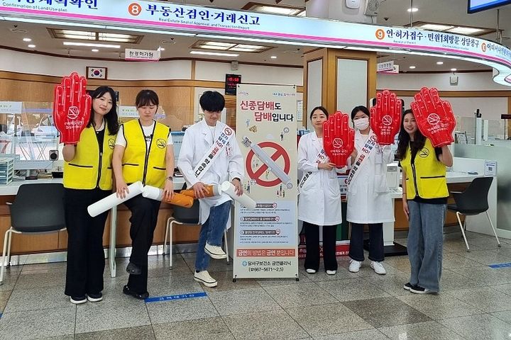 [대구=뉴시스] 대구시 달서구는 제38회 세계 금연의 날을 기념해 구청 종합민원실에서 금연 홍보 캠페인을 전개했다. (사진=대구시 달서구 제공) 2025.05.30. photo@newsis.com *재판매 및 DB 금지