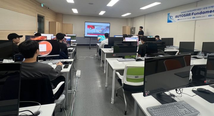 AUTOSAR 교육받고 있는 학생들. *재판매 및 DB 금지