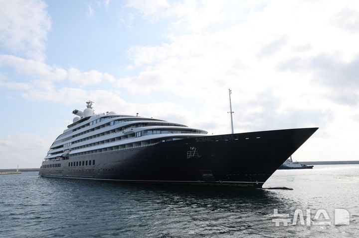 [포항=뉴시스] 송종욱 기자 = 포항 영일만항, 초호화 6성급 크루즈 '씨닉 이클립스Ⅱ'가 입항했다. 사진은 30일 포항 영일만항으로 입항하는 '씨닉 이클립스Ⅱ' 모습. (사진=포항시 제공) 2025.05.30. photo@newsis.com