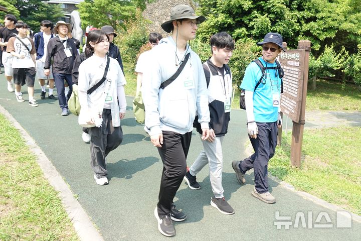 [제주=뉴시스] 양영전 기자 = 김일환(앞줄 오른쪽) 제주대 총장 30일 오전 서귀포시 올레길 7코스에서 여린 '제주올레길과 자아성찰' 수업에 참여해 학생들과 대화하고 있다. 2025.05.30. 0jeoni@newsis.com 