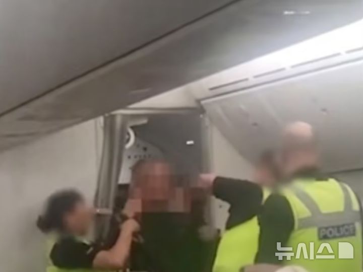 [뉴시스] 승무원을 구타하는 등 기내에서 난동을 부린 승객이 제지당하는 모습이다. (사진=데일리메일) 2025.5.30 