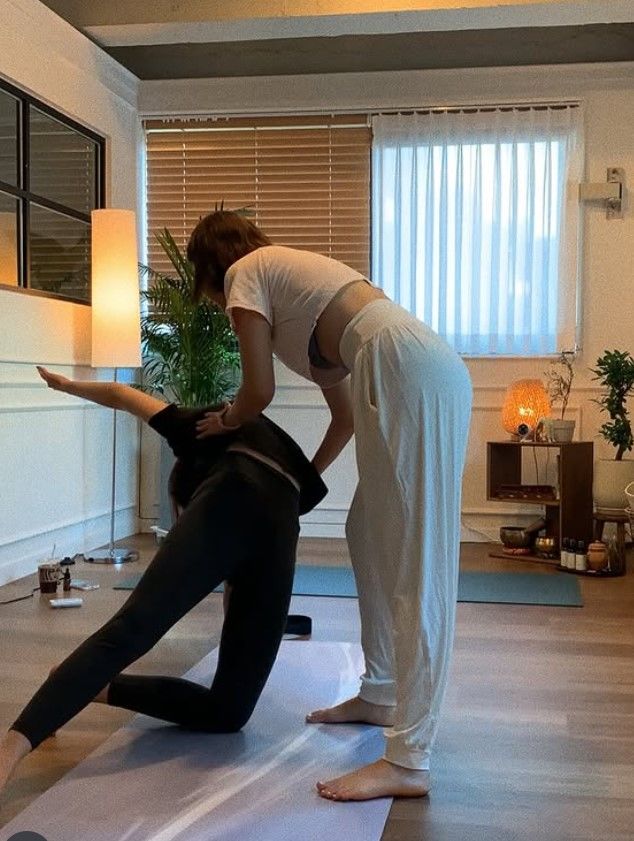 [서울=뉴시스] AOA 출신 유나가 요가강사로 변신해 수강생을 가르치고 있다. (사진=유나 인스타그램 캡처) 2025.05.31 photo@newsis.com&nbsp; *재판매 및 DB 금지