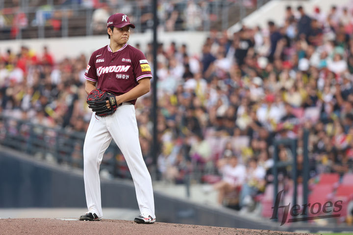 [서울=뉴시스] 프로야구 키움 히어로즈 김윤하가 29일 광주-기아 챔피언스필드에서 열린 2025 신한 쏠뱅크 KBO리그 KIA 타이거즈와의 경기에 선발 등판해 공을 던지고 있다. (사진=키움 히어로즈 제공) 2025.05.29. *재판매 및 DB 금지