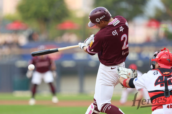 [서울=뉴시스] 프로야구 키움 히어로즈 이주형이 29일 광주-기아 챔피언스필드에서 열린 2025 신한 쏠뱅크 KBO리그 KIA 타이거즈와의 경기에서 안타를 치고 있다. (사진=키움 히어로즈 제공) 2025.05.29. *재판매 및 DB 금지
