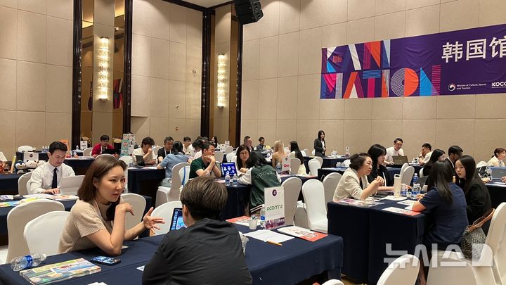 [서울=뉴시스]한국콘텐츠진흥원은 지난 28일부터 29일까지 이틀간 중국 항저우에서 열린 애니메이션 마켓인 'CICAF 2025 iABC'에 참가해 한국공동관을 운영했다. 사진은 비즈니스 상담 현장 (제공=콘진원)