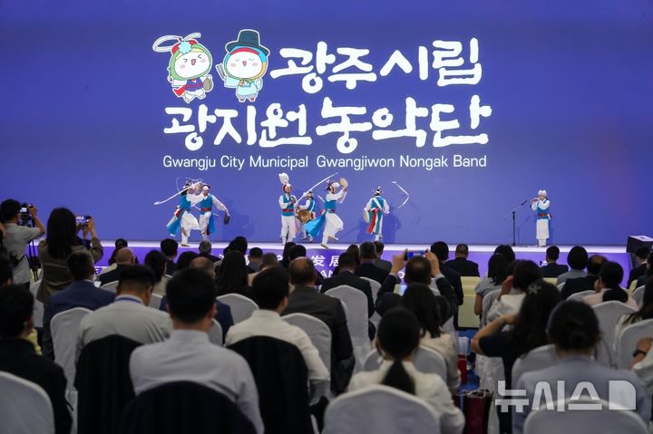 [경기광주=뉴시스] 광주시립광지원농악단이 중국 쯔보시에서 한국 전통문화의 진수를 선보였다 (사진=광주시 제공) 2025.05.30.photo@newsis.com