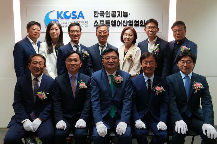 (위쪽 왼쪽부터) 김국현 과기정통부 소프트웨어산업과장, 박승애 지란지교소프트 대표, 정상원 이스트소프트 대표, 강용성 와이즈넛 대표, 박연정 KOSA 전무, 배경훈 LG AI연구원장, 최강민 KOSA 사무국장 (아래 왼쪽부터) 서성일 KOSA 부회장, 강도현 과기정통부 제2차관, 조준희 KOSA회장, 장인수 이노룰스 대표, 이주완 메가존클라우드 의장이 기념촬영 하고 있다(사진=KOSA제공) *재판매 및 DB 금지