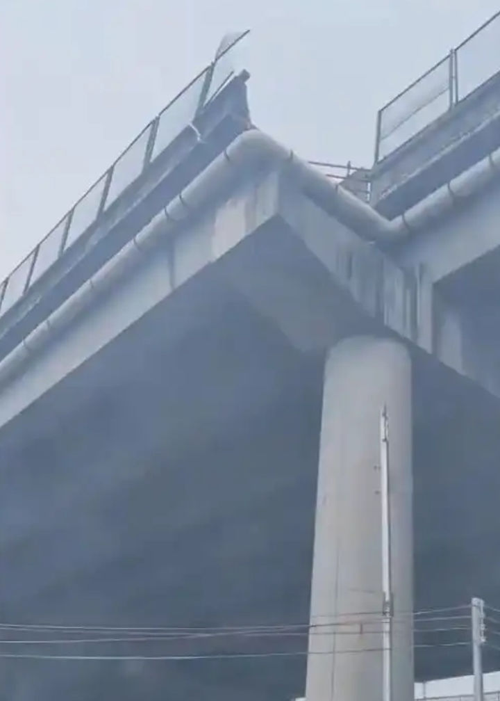 [뉴시스=중국 광둥성의 한 고속도로에서 발생한 고가도로 추락 사고가 단순한 과속 사고를 넘어 도로 설계 문제로 번지고 있다.(사진=baidu갈무리) *재판매 및 DB 금지