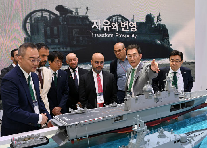 [부산=뉴시스] HJ중공업 유상철(맨 오른쪽 두번쨰) 대표이사. (사진=HJ중공업 제공) 2025.05.30. photo@newsis.com&nbsp;&nbsp; *재판매 및 DB 금지