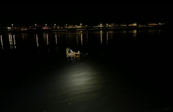 [인천=뉴시스] 인천해양경찰서 영흥파출소 경찰관이 30일 옹진군 영흥면 선재도 인근에서 고립자를 구조하고 있다. (사진=인천해양경찰서 제공) 2025.05.30. photo@newsis.com *재판매 및 DB 금지