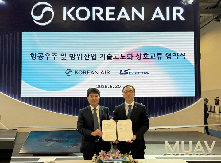 [서울=뉴시스] 임진규 대한항공 항공우주사업본부장(왼쪽)과 이상준 LS일렉트릭 자동화CIC최고운영책임자가 30일 부산 벡스코에서 열린 국제해양방위산업전에서 협약을 체결하고 있다. (사진=대한항공 제공) 2025.5.30. photo@newsis.com&nbsp; *재판매 및 DB 금지