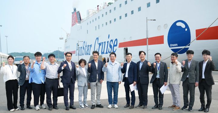 [여수=뉴시스] 30일 전남 여수엑스포여객선터미널에서 출항하는 전남 섬 밤바다 크루즈 앞에서 김영록 전남지사와 관계자들이 기념촬영을 하고 있다. (사진=전남도 제공) 2025.05.30 photo@newsis.com *재판매 및 DB 금지
