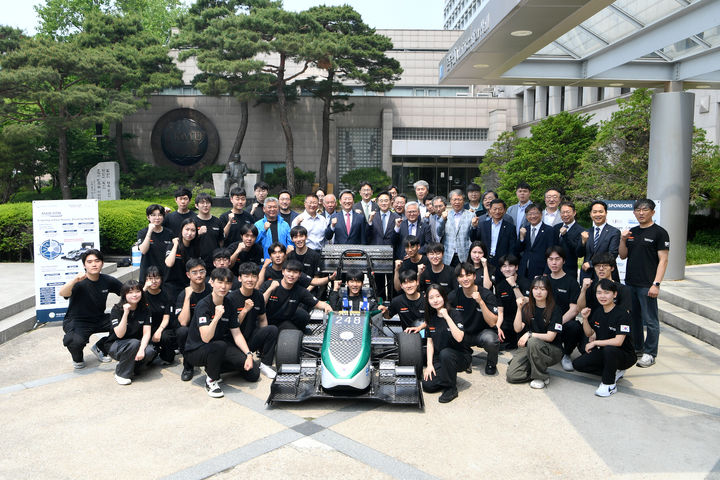 국민대 자작자동차 동아리 KOOKMIN RACING(KORA)팀과 관계자들이 출정식에서 단체사진을 촬영하고 있다. (사진=국민대 제공) *재판매 및 DB 금지