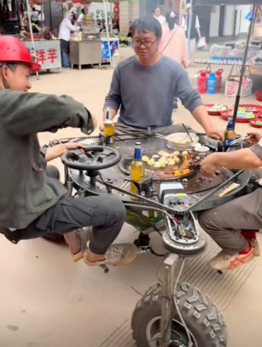 [서울=뉴시스] 중국 남서부 윈난성 산간에 거주하는 구(42)씨는 수작업으로 창의적인 자동차를 만들어 낸다. (사진=SCMP 캡처) 2025.05.30 *재판매 및 DB 금지