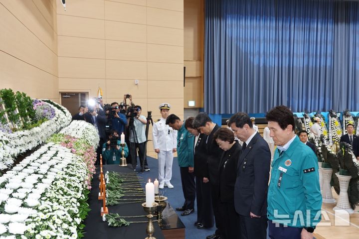 [포항=뉴시스] 송종욱 기자 = 이강덕 시장, 김일만 포항시의회 의장, 김정재 국회의원 등이 30일 해군 항공사령부 금익관(체육관)에 마련된 해상 초계기 추락 사고 합동분향소에서 순직한 승무원들의 명복을 빌었다. 사진은 이 시장 등의 조문 모습. (사진=포항시 제공) 2025.05.30. photo@newsis.com 