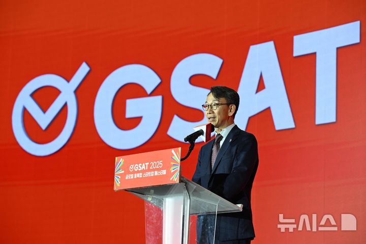 [창원=뉴시스]경남도 김명주 경제부지사가 29일 오후 창원컨벤션센터에서 글로벌 융복합 창업페스티벌 'GSAT 2025' 페막식에 참석해 폐회사를 하고 있다.(사진=경남도 제공) 2025.05.30. photo@newsis.com