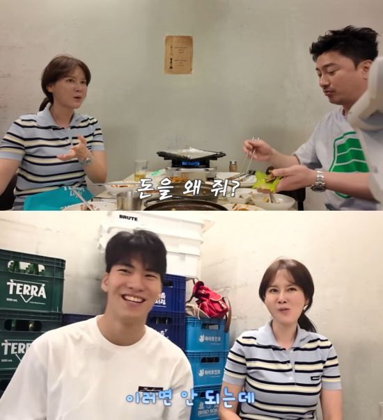 [서울=뉴시스] 유튜브 채널 '제2혜원'이 지난 29일 공개한 영상에는 안정환 가족이 식당에서 고기를 구워 먹으며 대화하는 모습이 담겼다. (사진=유튜브 채널 '제2혜원' 캡처) 2025.05.30 photo@newsis.com   *재판매 및 DB 금지