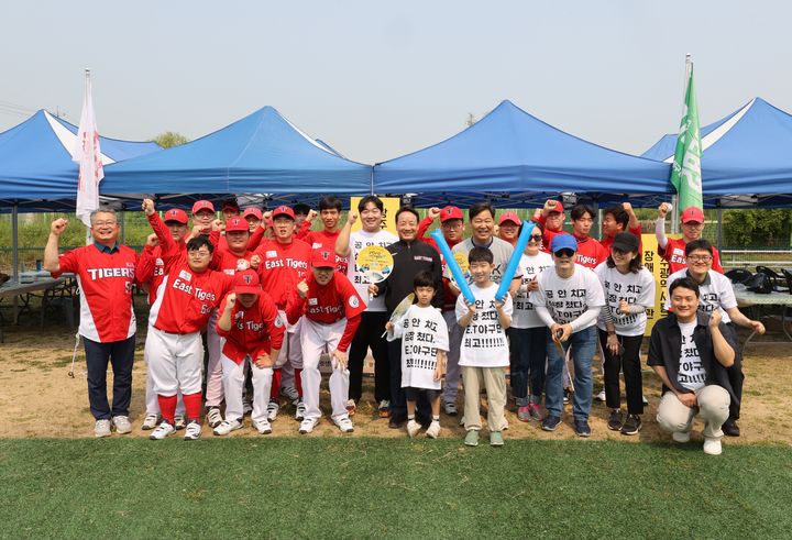 [광주=뉴시스] 광주 발달장애 청소년 야구팀 'E.T(East Tigers)야구단'이 30일 경기 김포시 전호생활야구장에서 열린 '제3회 이만수배 발달장애인 티볼 야구대회'에서 우승한 뒤 임택 동구청장, 후원자 등과 함께 기념사진을 찍고 있다. (사진=광주 동구 제공) 2025.05.30. photo@newsis.com *재판매 및 DB 금지