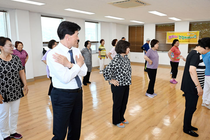 [밀양=뉴시스] 안병구 시장이 삼랑진 보건지소에서 열린 쾌지나 건강하세, 건강아카데미 교실을 방문해 프로그램에 참여하고 있다. (사진=밀양시 제공) 2025.05.30. photo@newsis.com *재판매 및 DB 금지