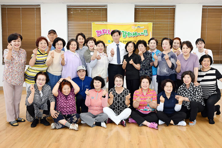 [밀양=뉴시스] 안병구 시장과 삼랑진 보건지소에서 열린 쾌지나 건강하세, 건강아카데미 교실프로그램에 참여자와 기념촬영을 하고 있다. (사진=밀양시 제공) 2025.05.30. photo@newsis.com *재판매 및 DB 금지