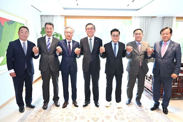 [서울=뉴시스]조태열 외교부 장관은 30일 중견기업계 대표기업인들과 오찬 간담회를 갖고, 급변하는 대외 통상환경 속에서 우리 중견기업들의 해외 진출 지원을 보다 강화하기 위한 방안을 논의했다. (사진=외교부 제공) 2025.05.30 *재판매 및 DB 금지