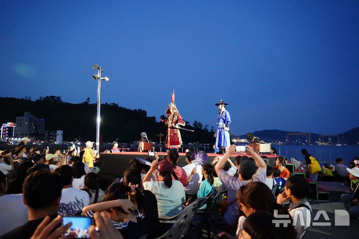 [거제=뉴시스] 신정철 기자= 거제문화원(원장 윤일광)이 임진왜란 당시 조선 수군의 첫 승리인 옥포해전을 깊이 있게 재조명하기 위해 오는 6월 13일부터 14일까지 제63회 옥포대첩축제를 기념해 해양 탐사 세미나와 학술대회를 연다고 30일 밝혔다.사진은 지난해 옥포대첩축제 뮤지컬 공연 모습.(사진=뉴시스DB).2025.05.30. sin@newsis.com