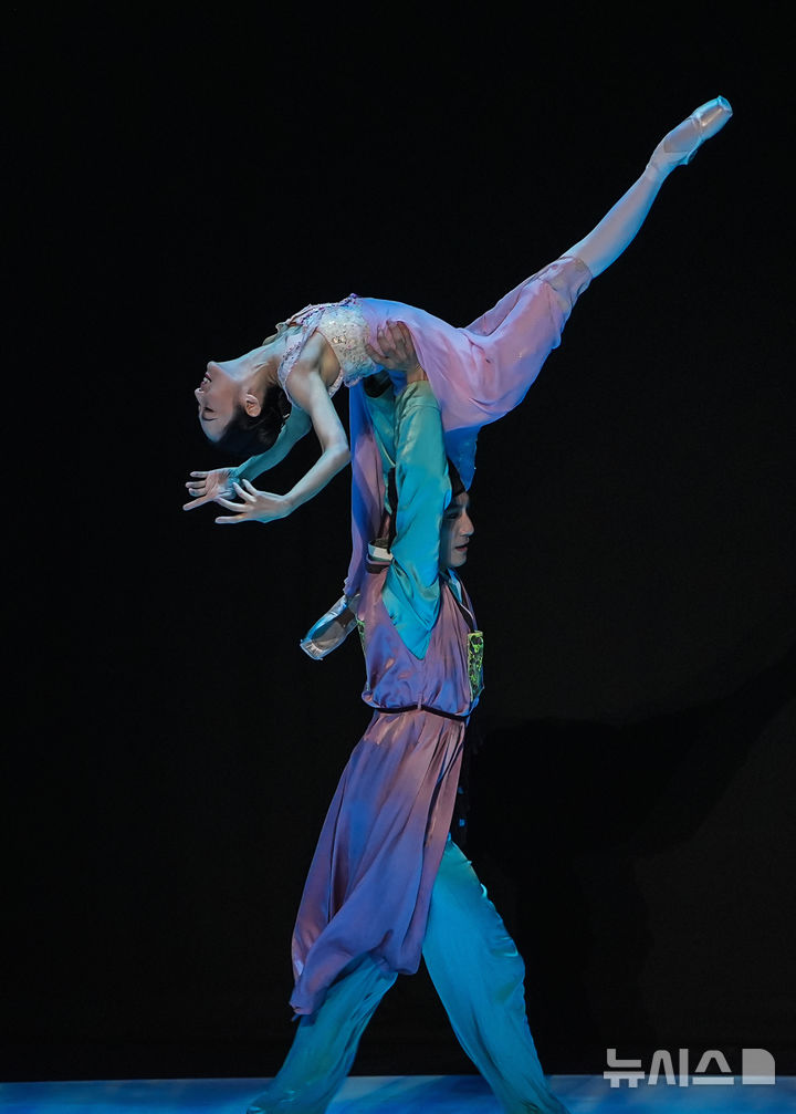  [서울=뉴시스]지난 28일 서울 서초구 예술의전당 CJ토월극장에서 열린 '커넥션(conneXion), 최태지×문훈숙' 공연에서 유니버설발레단의 황혜민 전 수석과 이동탁 수석무용수가 '심청' 파드되(2인무)를 선보이고 있다. (사진=대한민국발레축제추진단 제공)