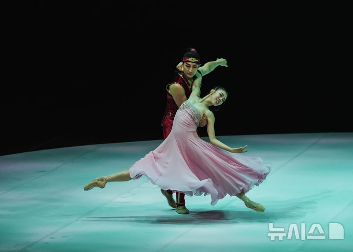  [서울=뉴시스]지난 28일 서울 서초구 예술의전당 CJ토월극장에서 열린 '커넥션(conneXion), 최태지×문훈숙' 공연에서 유니버설발레단의 강미선 수석과 이현준 수석무용수가 김리회 국립발레단 수석무용수와 정영재 M발레단 수석발레마스터 겸 무용수가 '왕자호동' 파드되(2인무)를 선보이고 있다. (사진=대한민국발레축제추진단 제공)