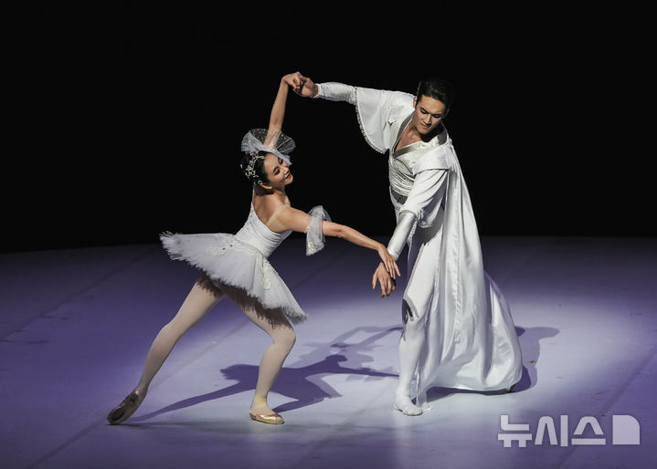  [서울=뉴시스]지난 28일 서울 서초구 예술의전당 CJ토월극장에서 열린 '커넥션(conneXion), 최태지×문훈숙' 공연에서 김지영 전 국립발레단 수석(경희대 교수)와 이재우 현 수석무용수가 '레이몬다' 파드되(2인무)를 선보이고 있다. (사진=대한민국발레축제추진단 제공)